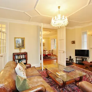 Elegant 3-bedroom Ramsay Garden In Centre Apartment