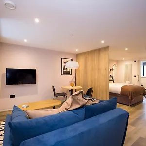 Charming Near Holyrood Park & Calton Hill Apartamento